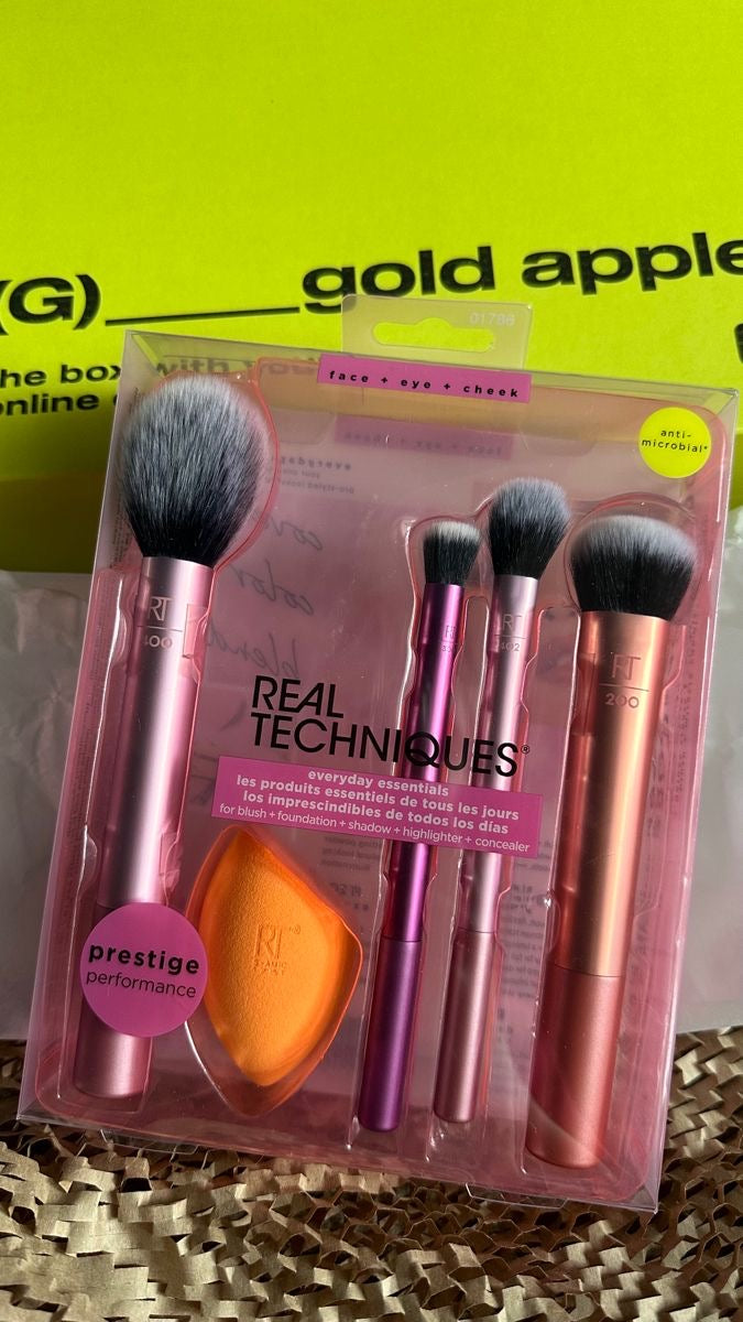 Real techniques brush + sponge set